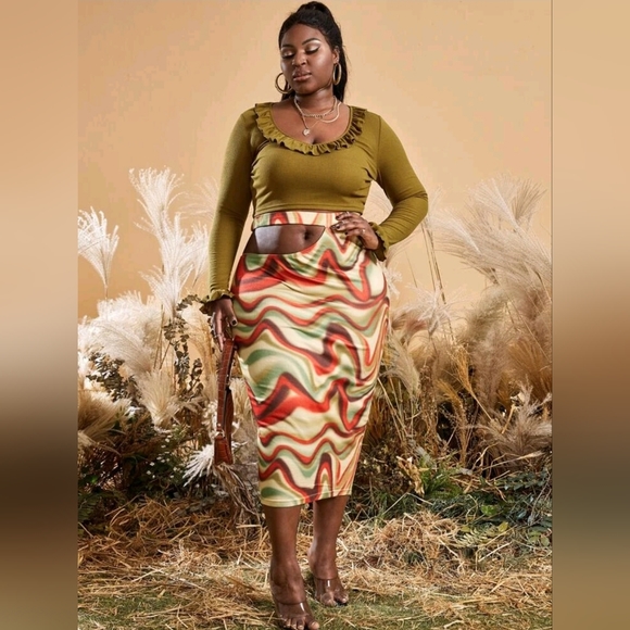 Plus Ruffle Trim Crop Top - Picture 3 of 7